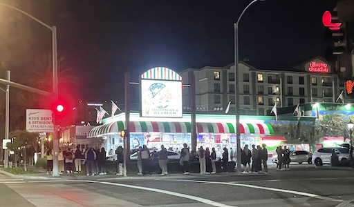 Line for Joe&rsquo;s Italian Ice