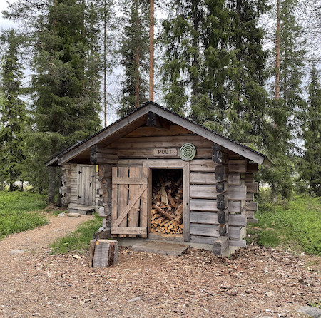 Puut (woodshed)